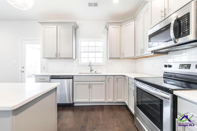 Building Photo - 233 Shoshone Cir
