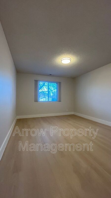 Building Photo - 515 W Saunders Ave