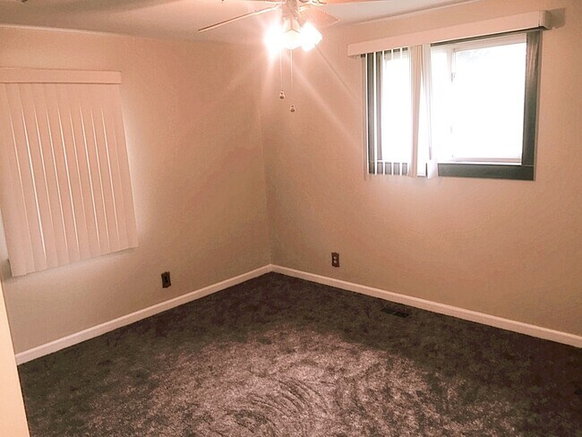 Building Photo - 2 bedroom/ 1 bathroom ranch with porch on double lot available!