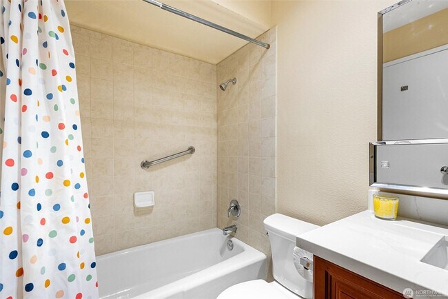 Building Photo - 2550 Thorndyke Ave W