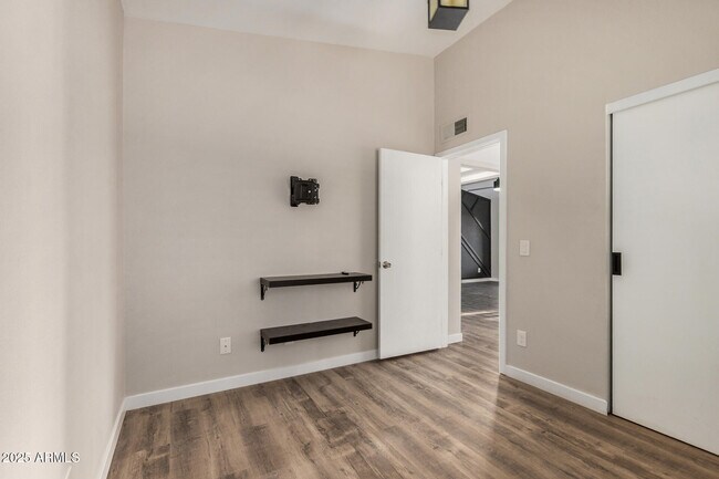 Building Photo - 421 E Wickieup Ln