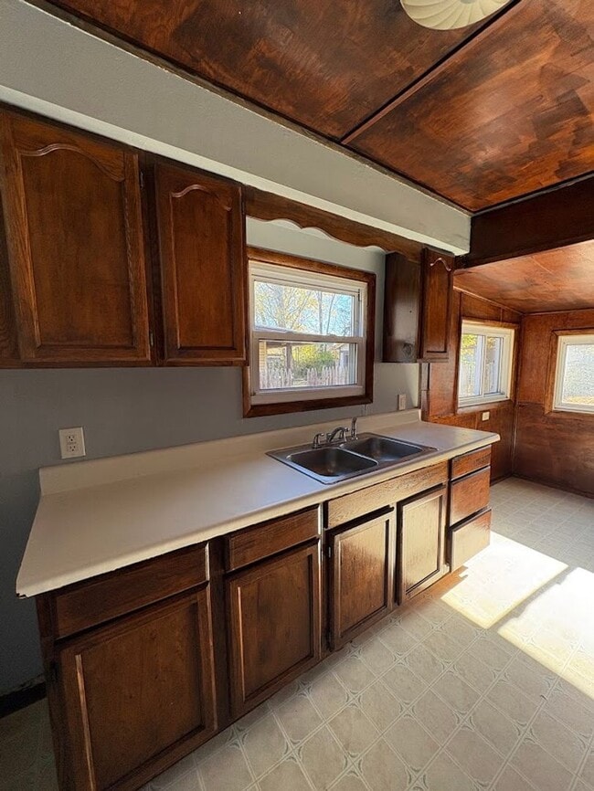 Building Photo - Three bedroom one bathroom home for rent