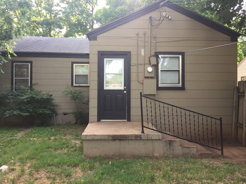 Building Photo - 1117 S Walnut St