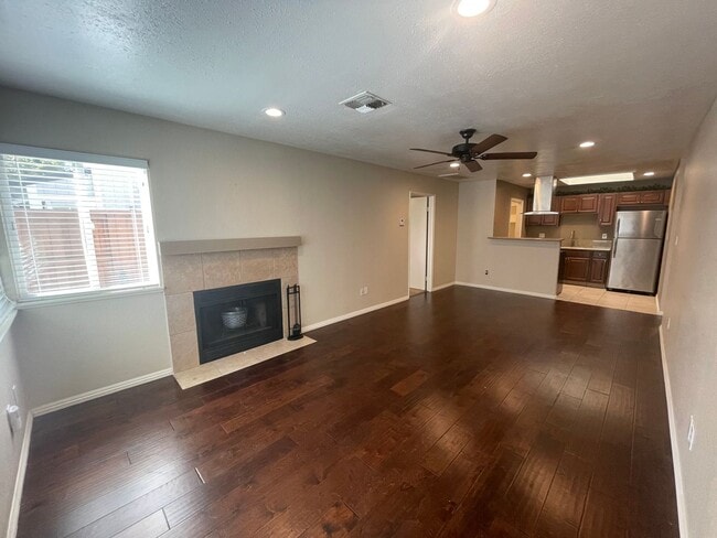 Building Photo - 2 bedroom single story with attached 2 car garage!