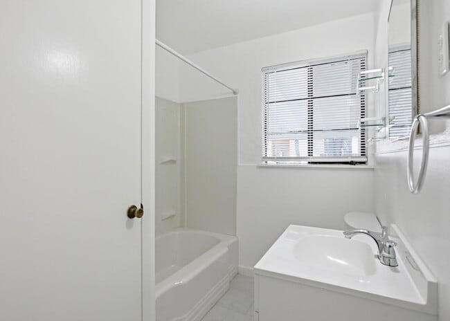 Building Photo - "Charming 2-Bedroom Retreat with Full Bath in the Heart of Castroville!"