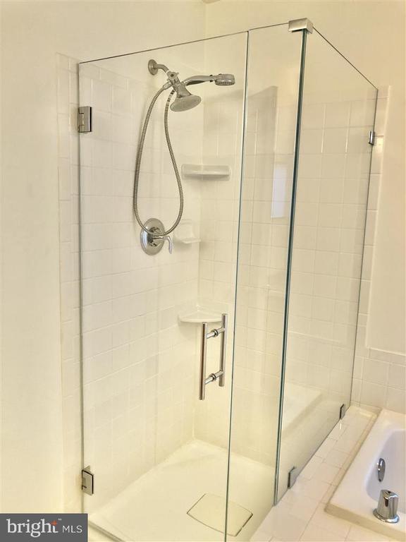 Building Photo - 1981 Logan Manor Dr