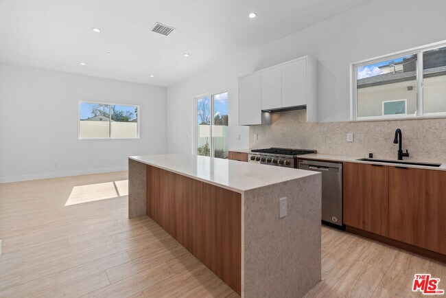 Building Photo - 15214 W Holyland Dr
