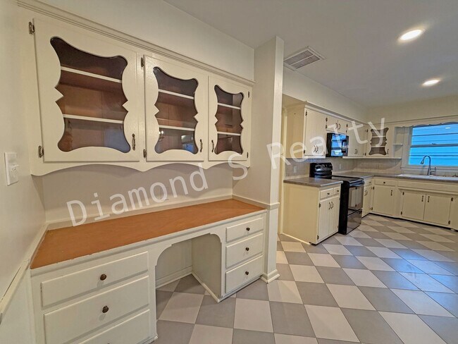 Building Photo - Southeast Springfield 3 Bedroom Home Available!