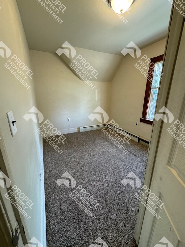 Building Photo - 994 Elm St