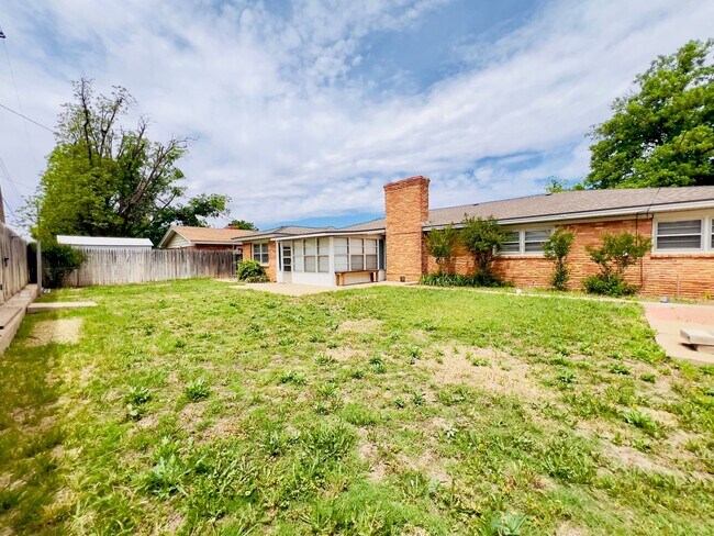 Building Photo - Stunning Large 3 Bedroom Home!