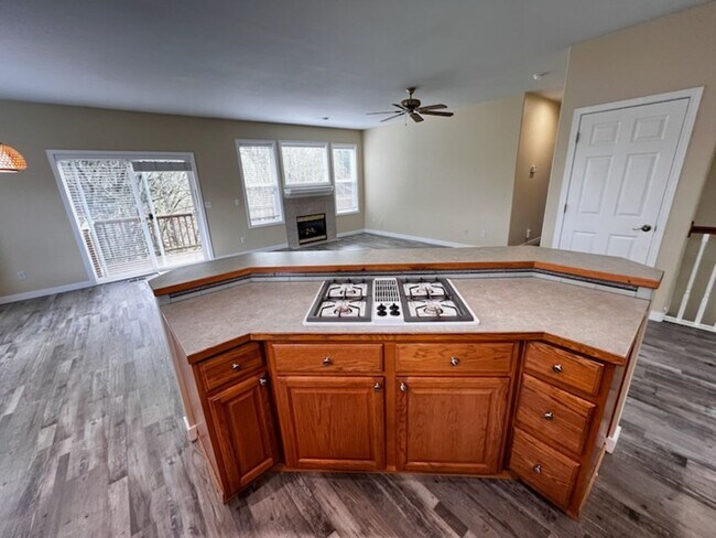 Building Photo - Elegant home in UP with primary bedroom suite on main level