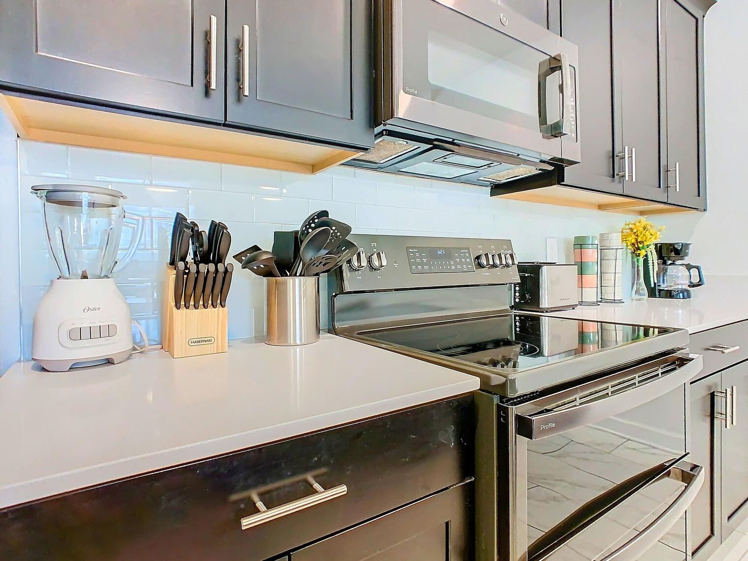 Building Photo - 996 Leader St