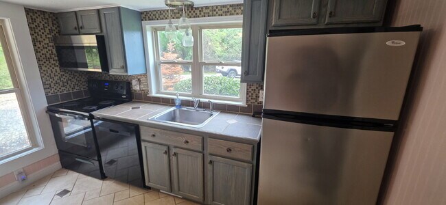 Building Photo - Cute 2 bedroom/ 1.5 bath single family home for rent in a quiet country setting but minutes from ...