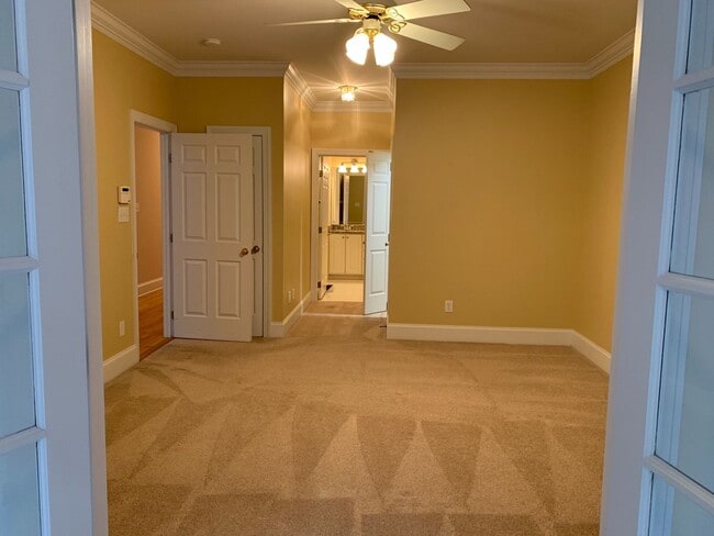 Building Photo - Large 3 Bed | 2.5 Bath Townhouse With Firs...