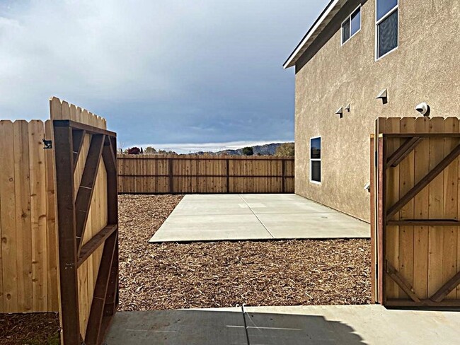Building Photo - 450 Sherwood Pl