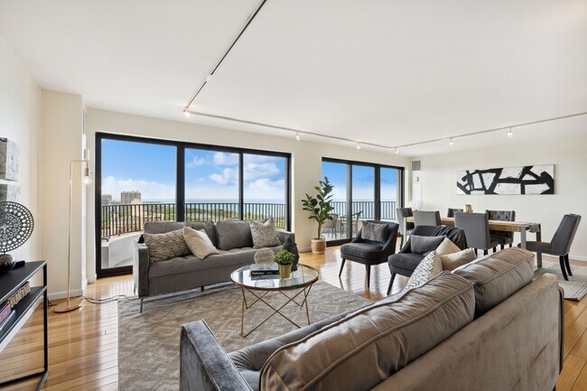 Building Photo - 2020 N Lincoln Park W