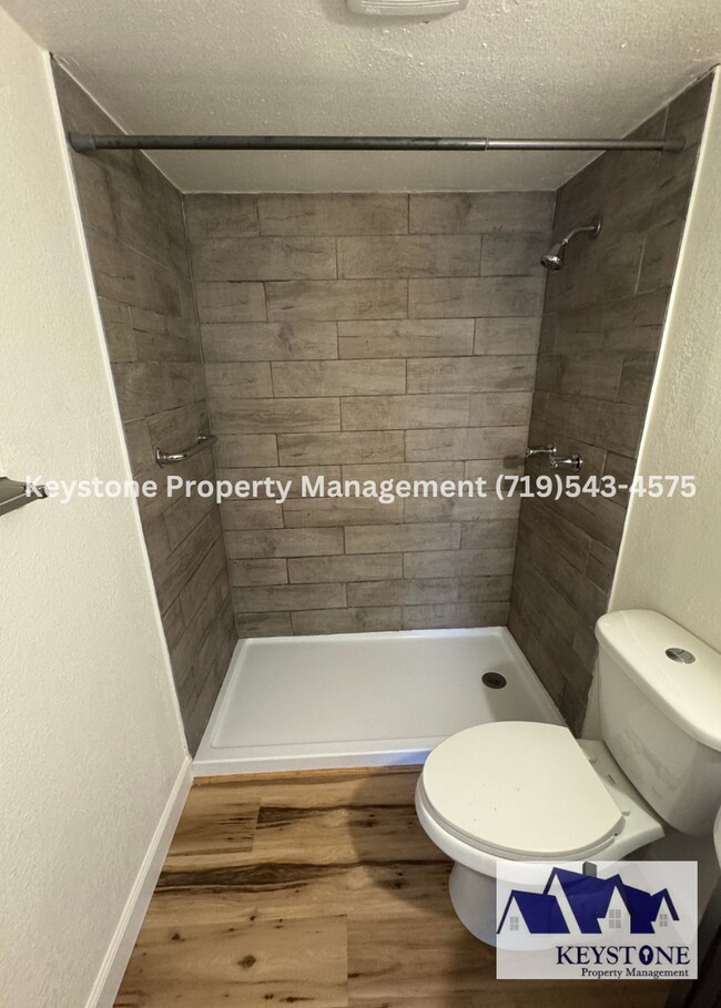 Building Photo - Fully Renovated Home 5 bedrooms/2 Bathrooms $1550/$1550