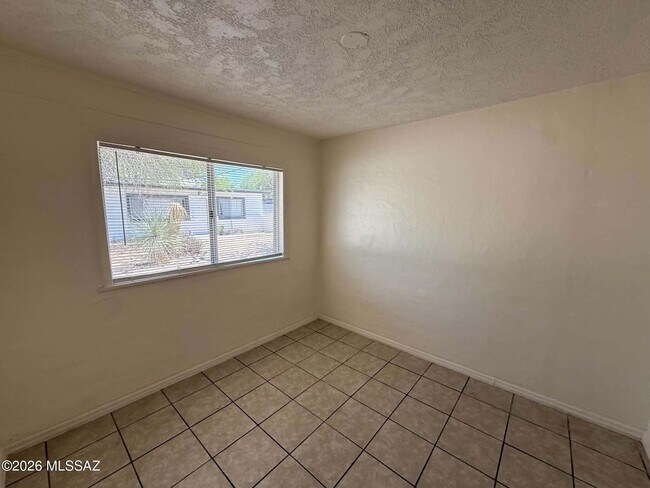 Building Photo - 460 E Delano St