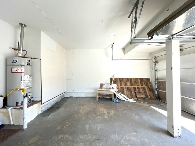 Building Photo - 4 bed, 3 bath located in Corona, CA!