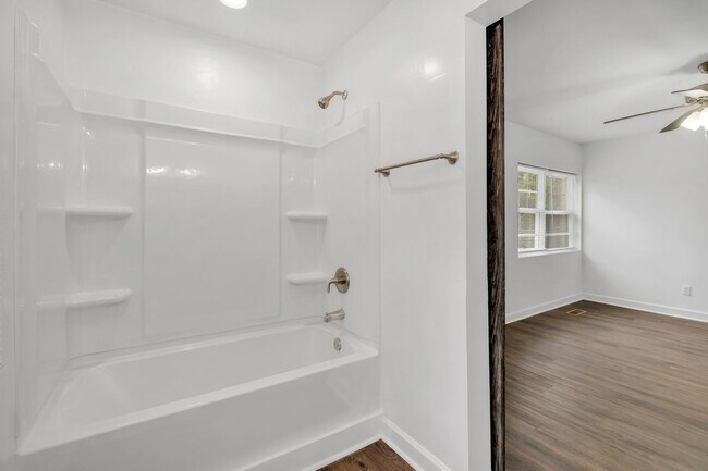 Building Photo - 242 S Lipona Rd