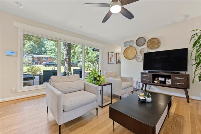 Building Photo - 3831 Greenhill Dr