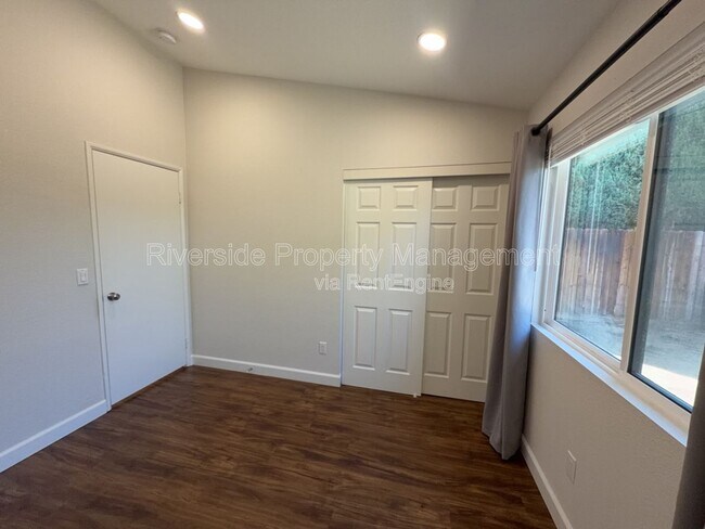 Building Photo - 9505 Arlington Ave