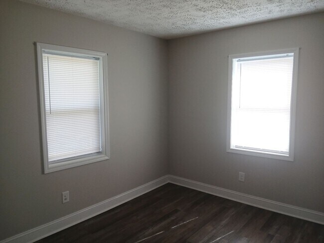 Building Photo - 2 Bedroom 1 Bathroom Duplex Available NOW!