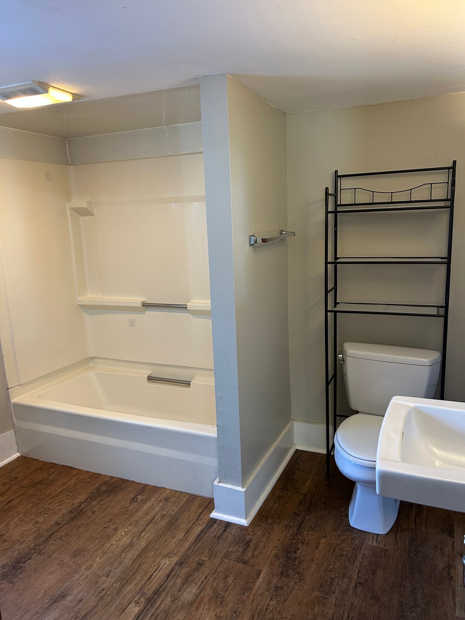 Full Bath - 156 Worcester St