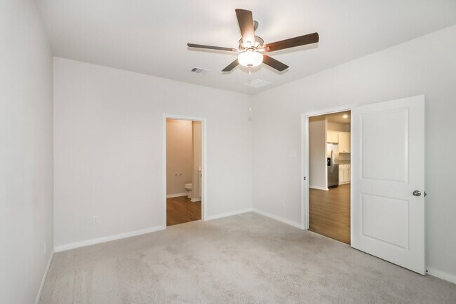 Building Photo - 208 Lgt Smt Dr