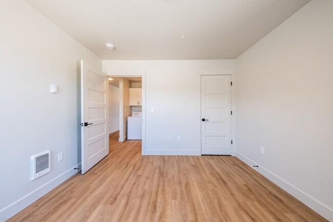 Building Photo - 2 bed 1 bath  Modern Apartment - 1025 sqft