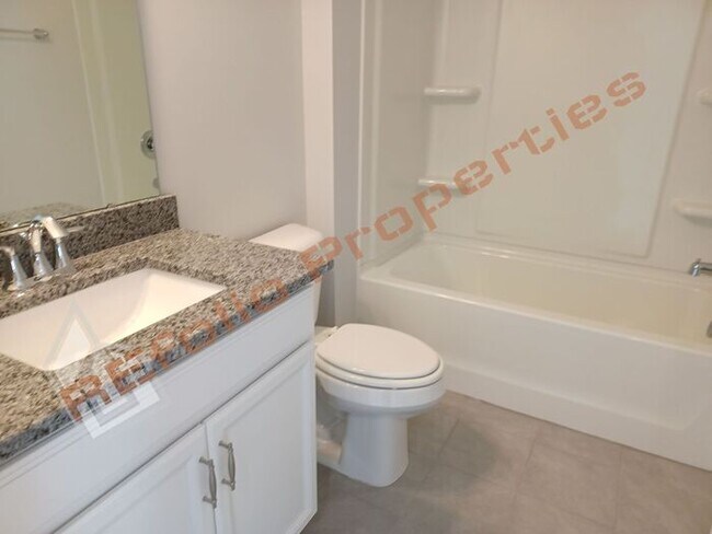 Building Photo - Gorgeous 4 Bedroom House with 1st Floor Pr...