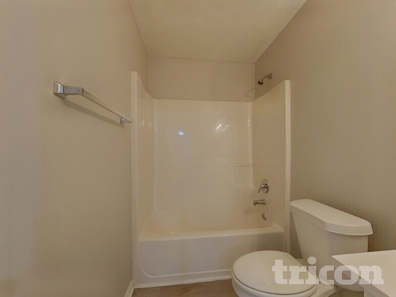 Building Photo - 172 N White Pines Dr