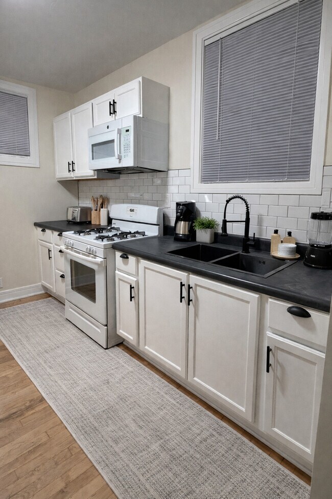 Building Photo - 610 E 74th St