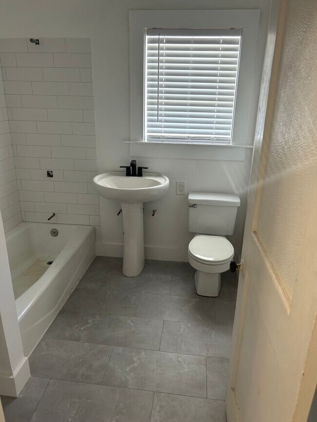 Building Photo - 3 Bedroom Unit Available Now!!