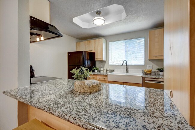 Building Photo - Sunnyvale Meadows Condo