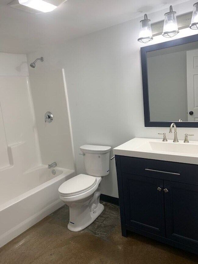 Building Photo - 548 Roosevelt Ave