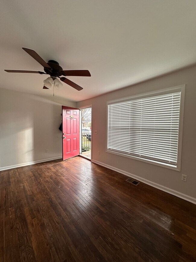 Building Photo - Cozy 2 Bed/1 Bath Single Family Home in Ea...