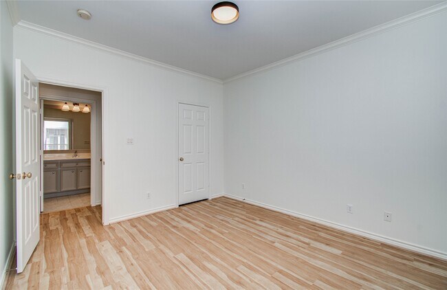 Building Photo - 1931 Woodbury St