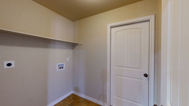 Building Photo - 2 WEEKS FREE RENT + $1,895 ONE STORY 4 BEDROOM WITH 3 FULL BATHS