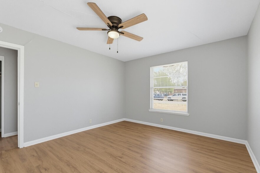 Building Photo - 618 S La Salle Dr
