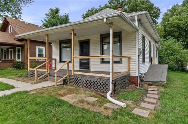 Building Photo - Charming 3 Bed, 3 Bath Bungalow in Independence!