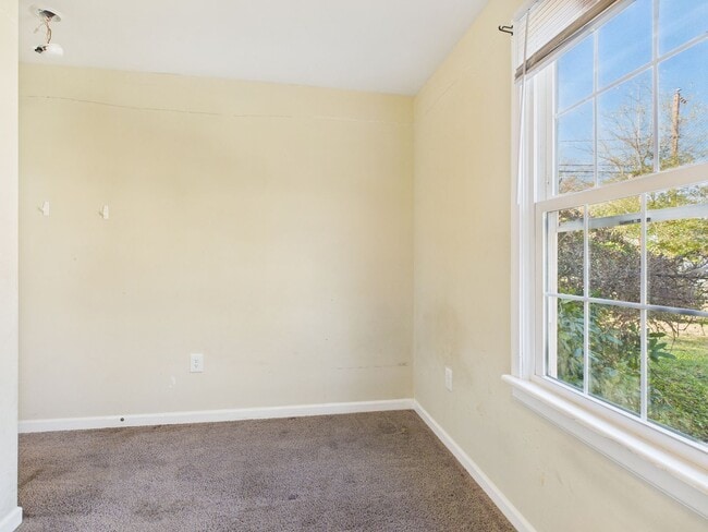 Building Photo - 604 W Vine St