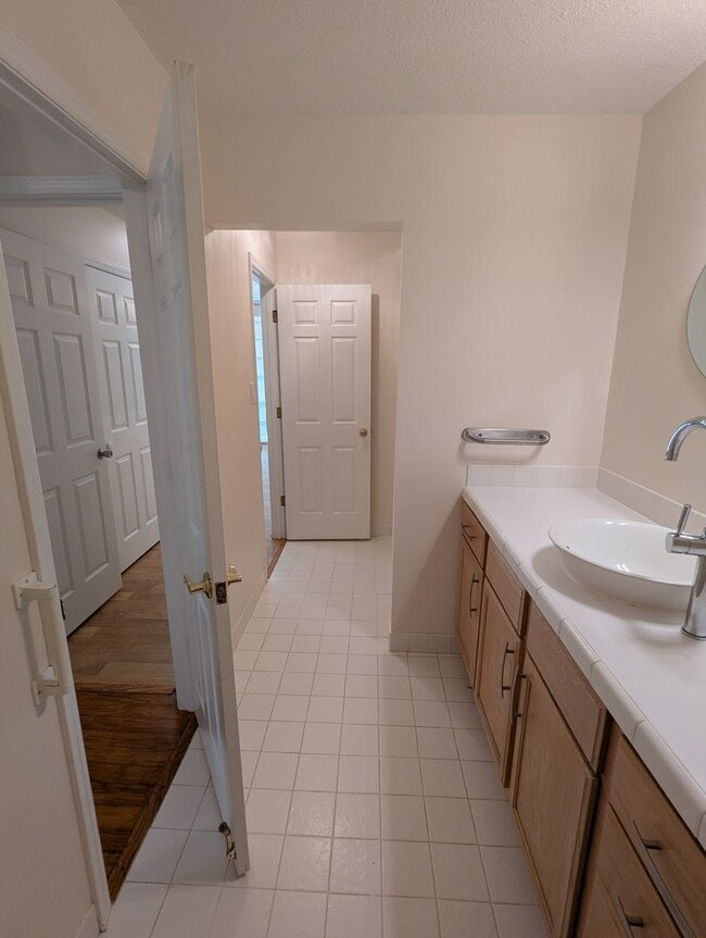 Building Photo - Beautiful townhouse with lakeside views, convenient to Chapel Hill and Durham!