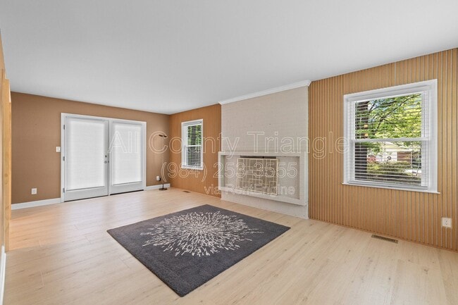 Building Photo - 5105 Pine Dr