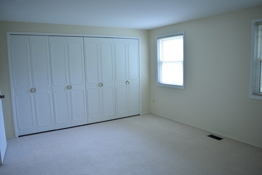 Building Photo - 1594 Brentwood Dr