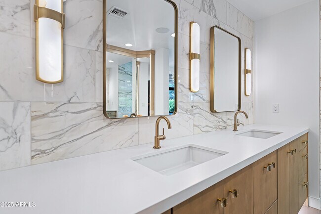 Building Photo - 5841 N Echo Canyon Cir