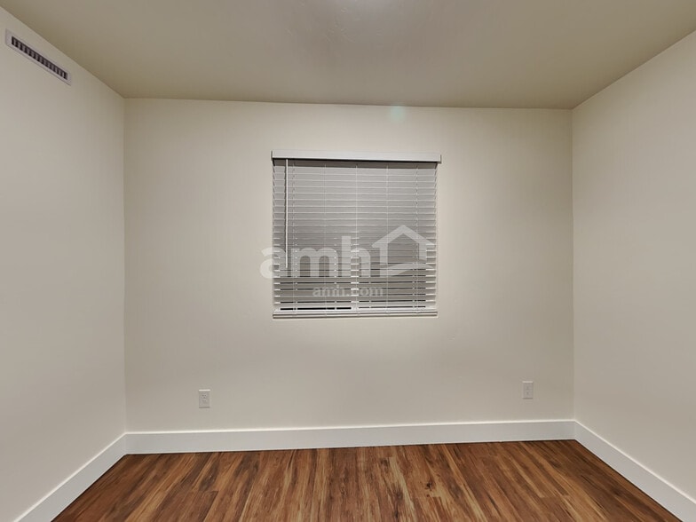 Building Photo - 752 S Rocker Ave