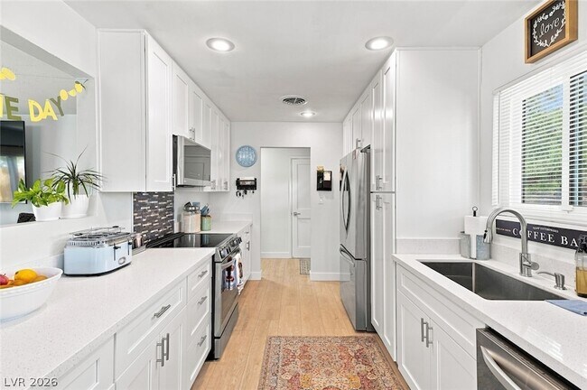 Building Photo - 609 Sierra Ln