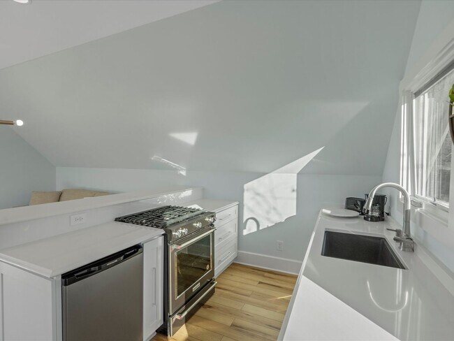 Building Photo - Studio Apt with waterviews on Lake Wylie!