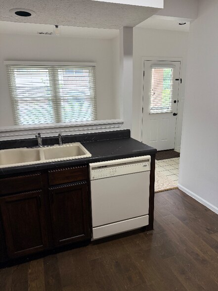 Building Photo - 9523 Maple Way